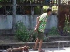 太残忍!!! 泰国中年男子将狗杀死遛尸