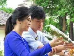 泰国前总理英拉49岁生辰布施
