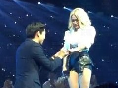 泰国女子组合New与Jiew举行演唱会 Peck登台向New求婚引高潮