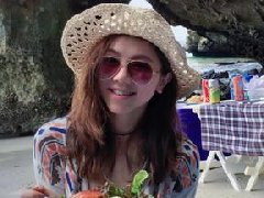 邓紫棋泰国旅游晒泳装 腹部马甲线亮眼