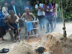 泰国民间埋沙治疗瘫痪有妙方?
