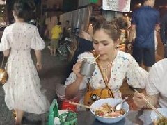 泰星Chompoo路边吃夜宵 粉丝们大赞"接地气"