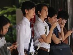 手机瘾低头族调查 泰国排第一
