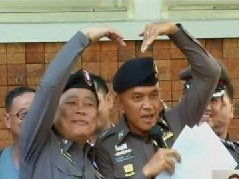 泰国警察再出奇葩规定 吵架和解要比＂爱心手势＂