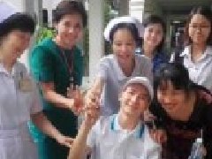 泰国曼谷四面佛爆炸最后一名伤员郑玖 其母感激泰王室的关怀和恩德