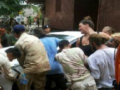 泰国北部拜县洪灾 外国游客和本地人民一起救洪