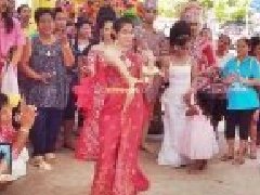 泰国佛寺＂神树＂显霊 民众拜后彩票连中3期