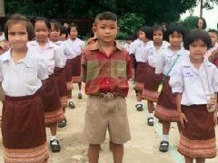 继承传统 泰国小学生穿泰式民族服饰上学