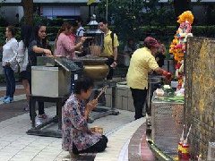 泰国民众诗丽叻医院前为国王祈福 愿国王早日康复