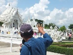 电线影响美观 泰国清莱白庙主人盼总理解决