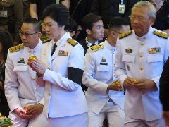泰国前总理英拉与现总理巴育参加国王御像浴圣水仪式