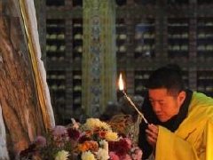 不丹王室为泰国国王普密蓬去世点烛哀悼