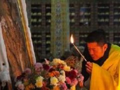 不丹国王访泰 参加泰王逝世哀悼仪式