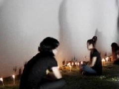 泰国宫务处提醒民众不要在大皇宫外围的围墙边点蜡烛