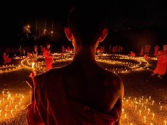 云南傣族点灯节 集体颂经哀悼普密蓬国王