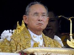 2012年父亲节普密蓬国王穿的黄金长袍重20公斤