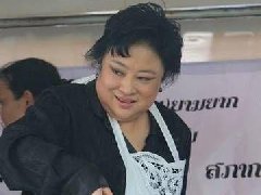 泰国颂莎瓦丽王妃做炸鸡 分发给前来悼念国王的民众