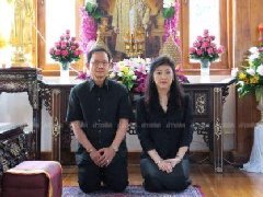 泰国前总理英拉和颂猜清迈做功德敬献国王