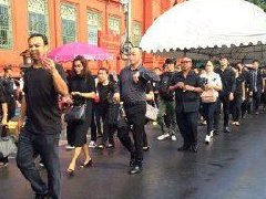 泰国副总理强调民众瞻仰国王灵柩时着装问题