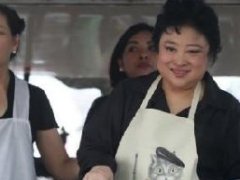 泰国颂沙娃丽亲王亲手炸鸡送给致哀国王民众