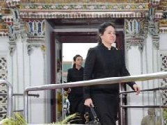 泰国诗琳通公主与皇室成员进入皇宫悼念国王
