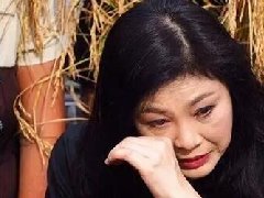 得知泰国前总理英拉要赔357亿 乌汶府米农纷纷掏钱塞到她手里