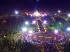 清迈十余万民众齐聚皇家植物园秉烛哀悼国王