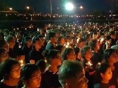 泰国佛统民众秉烛合唱国王赞歌 花海装饰国王御像