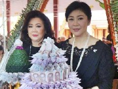 泰国前总理英拉寺庙做功德 僧人赠3000铢望解一时之需