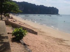 泰国甲米旅游旺季冷清 疑因中国游客减少所致