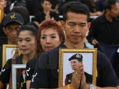 12月5日泰国父亲节 民众齐聚缅怀普密蓬国王