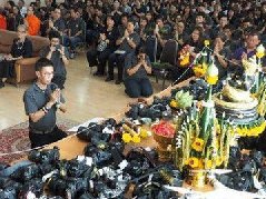 奇闻:泰国摄影专业学生祭拜摄影器材 泰国人虔诚之心也是没谁了！