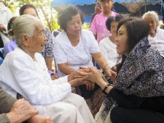 泰国前总理英拉难府受欢迎 与傣族人民一起蒸糯米