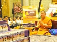 车牌也能加持开光? 泰国副僧王赵坤通猜加持车牌并公开拍卖