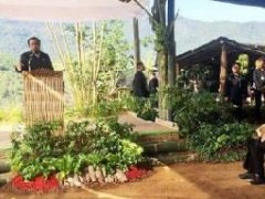 泰国总理巴育向难府村民发地权证呼吁村民和军方合作保护森林