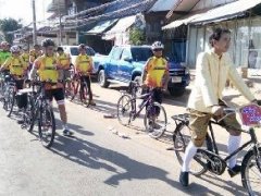 泰国加拉信府新郎带30辆自行车队骑行迎娶新娘引围观