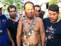 泰国老伯带佛牌项链全身100多个佛牌 鬼见了绕道走！