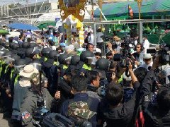 泰国警方动手拆除法身寺门外的拦网