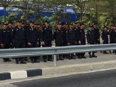 泰国出动400警察拆除法身寺大门 警方称与逮捕前法身寺主持无关