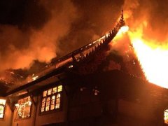 泰国难府200年古寺Watabunna寺惨遭大火