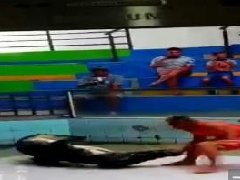 泰国普吉府鳄鱼训师表演时被鳄鱼咬手