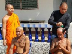 奇闻:泰国两男子寺庙钓鱼偷鸭被抓现行 被剃度作为惩罚