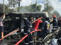 泰国严重车祸25人被活活烧死 围观者竟无一人伸援手!