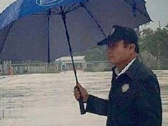 泰国总理巴育视察南部灾区 伫立于风雨中与民众共度难关