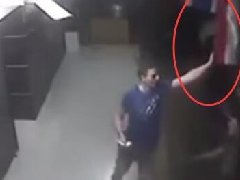 两名外籍游客扯下泰国国旗被捕 以侮辱泰国国旗罪名被起诉