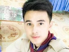 泰国帅气男教师走红网络 穿制服上课女生都听不懂