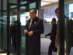 泰国总理巴育乘专机前往南部看望灾民