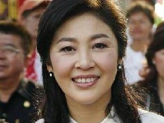 泰国前总理英拉到暹罗代天宫拜神祈福受到民众欢迎