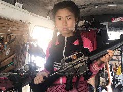 泰国清迈小萝莉因清洗枪支视频在网络爆红 长大想当警察!