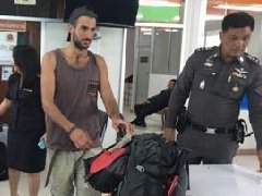 巴西游客坐泰国大巴遭甩客财物被盗 大巴行李层暗藏玄机!